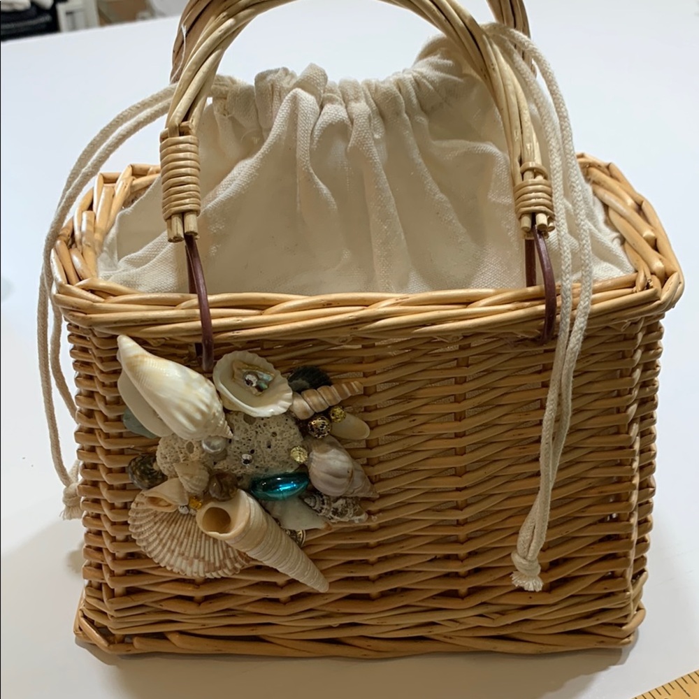 Wicker purse, redesigned with seashells